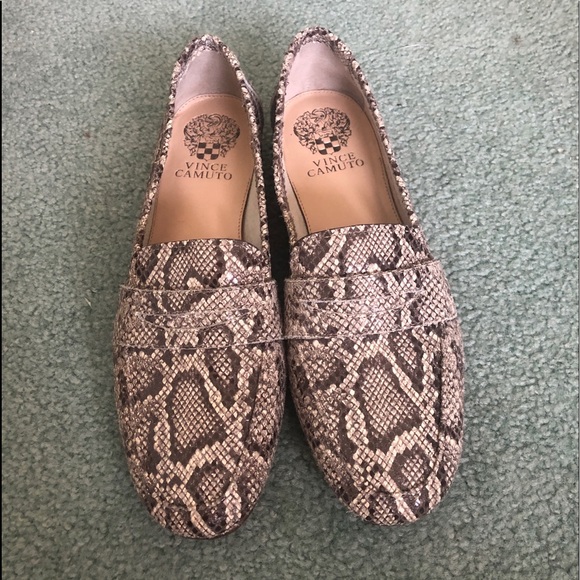 SNAKESKIN VINCE CAMUTO FLATS - Picture 2 of 7